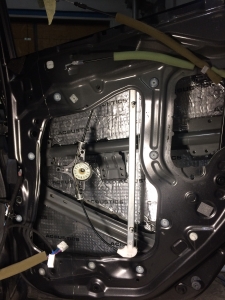 шумоизоляция дверей мазда 3