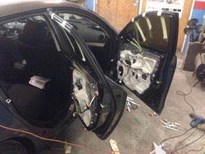 шумка дверей мазда 3