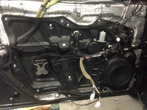 установка акустики мазда 3