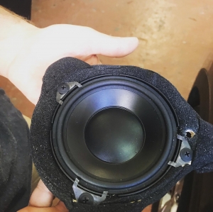 BMW F10 динамики заменить